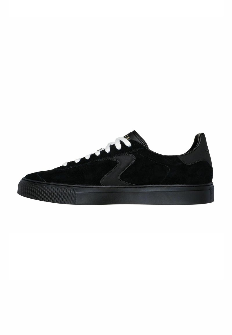 Sneaker nera in suede con un'accents in pelle nera liscia, lacci bianchi e suola in gomma nera testurizzata. Presenta un design elegante e a profilo basso.