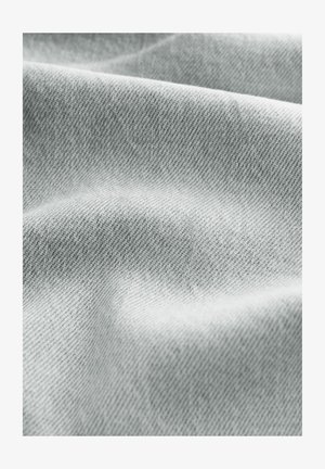 Heledhall hallitus, millel on tekstuuriga diagonaalne kudumismuster. Materjal näeb välja pehme ja kergelt peegelduv, esitleb siledat kortsutust.