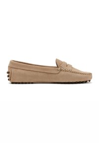 Mocassin en daim fauve avec bout mocassin, détails cousus et semelle en caoutchouc à galets s’étendant jusqu’au talon.