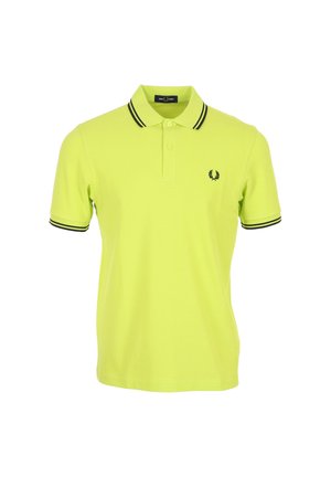 Polo jaune vif à manches courtes, rayures doubles noires sur le col et les poignets, et petit logo noir sur la poitrine gauche.