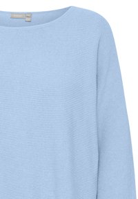 Pull tricoté bleu clair avec un large col rond et une texture côtelée, comprenant des manches longues et une coupe décontractée.