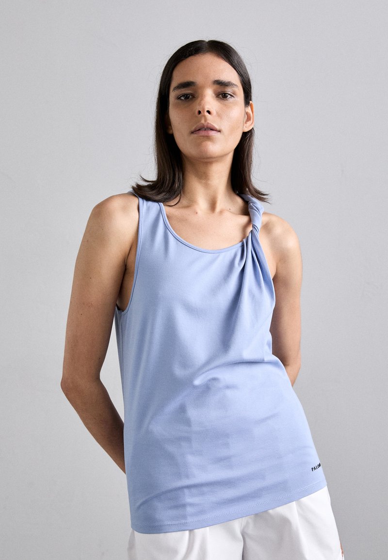  Lichtblauw mouwloos topje met een gedraaide detail bij de schouder, gemaakt van zachte stof, met een getailleerde pasvorm en minimale branding aan de zoom.