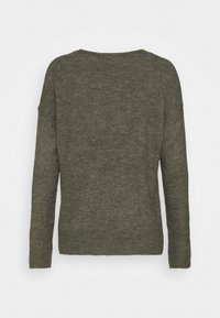 Donkergroen gebreid sweater met een losse pasvorm, lange mouwen, geribbelde onderkant en een ronde halslijn, met een zachte textuur.
