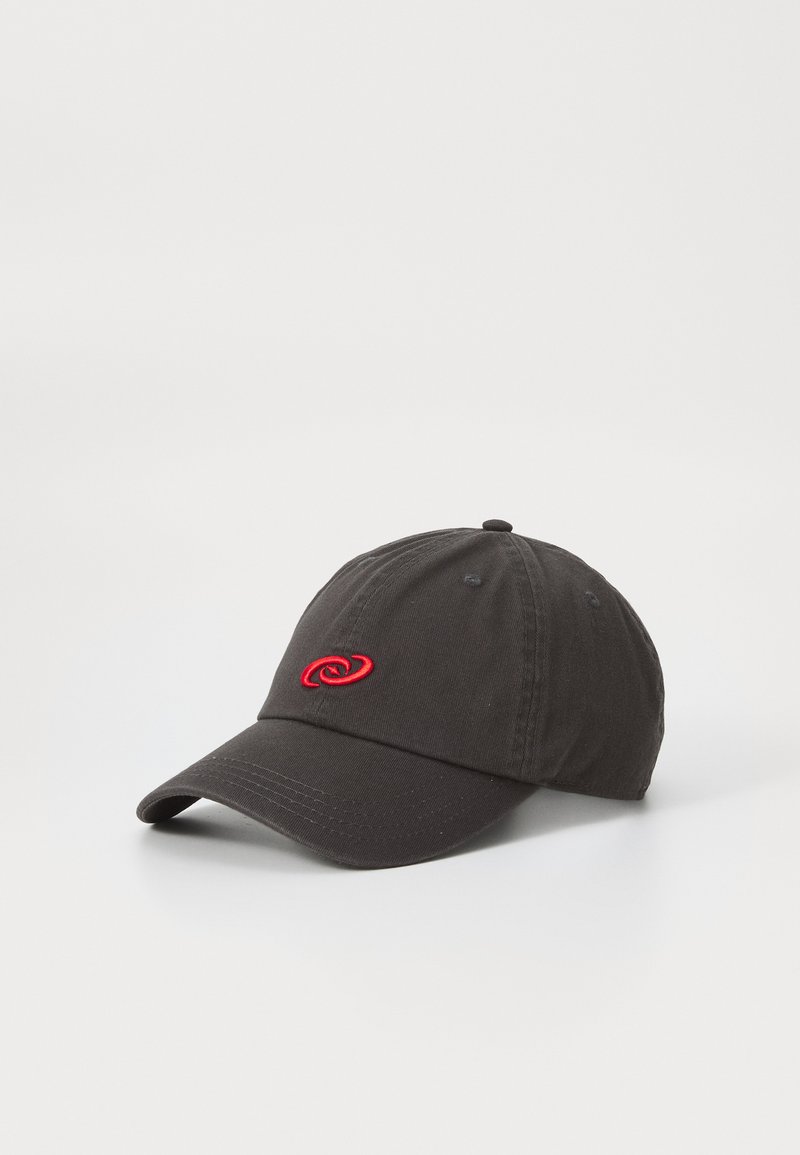 Svart bomullsbaseballcap med en rød spiral-logo brodert foran, med en buet skygge og justerbar stropp bak.