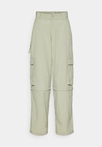 Ανοιχτό μπεζ cargo παντελόνι με θηλιές ζώνης, πλαϊνές τσέπες με καπάκι και αφαιρούμενα σκέλη που μετατρέπονται σε σορτς.