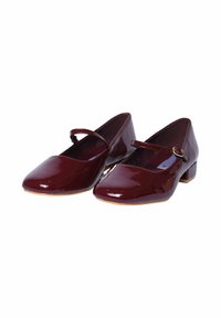 Scarpe in pelle lucida bordeaux con punta quadrata, cinturino alla caviglia e tacco basso a blocco, caratterizzate da una finitura liscia e lucida.