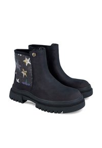 Botas negras hasta el tobillo con un acabado de ante mate, que presentan un panel lateral texturizado decorado con estrellas multicolores y un botón dorado decorativo.