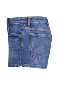 Shorts in denim di colore azzurro chiaro con un classico design a cinque tasche, cuciture gialle e una forma distintiva della tasca posteriore.