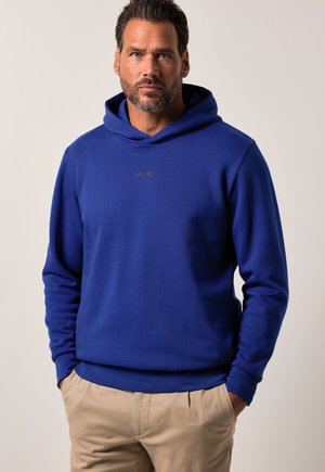 Sudadera azul con un bolsillo frontal, hecha de tela suave. Cuenta con capucha con cordón y un pequeño logotipo "JP1880" en el pecho. Ajuste casual.