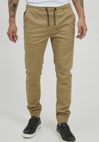 11 Project PRGAETANO REGULAR FIT - Hlače - sand