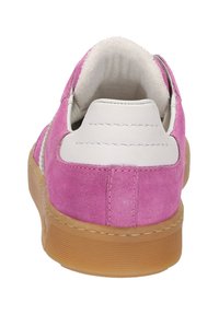 Rosa Wildledersneaker mit weißen Lederakzenten, einer hellbraunen Gummisohle und einem gepolsterten Kragen. Die Rückansicht zeigt gestickte Details und glatte Texturen.