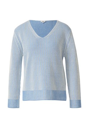 Sweter w paski w kolorze jasnoniebieskim i białym z dekoltem w kształcie litery V, długimi rękawami oraz jednolitymi, jasnoniebieskimi mankietami i krawędzią dolną.