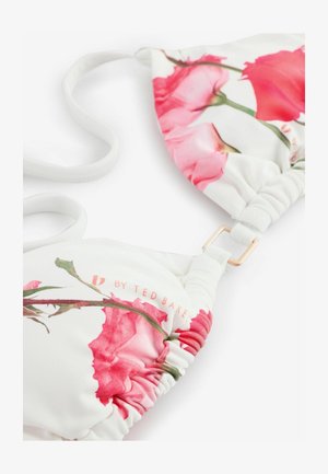 Top de bikini floral, realizat dintr-un material alb cu imprimeuri de trandafiri roz, cu detalii plisate și un închizător din metal aurit pe bretele.