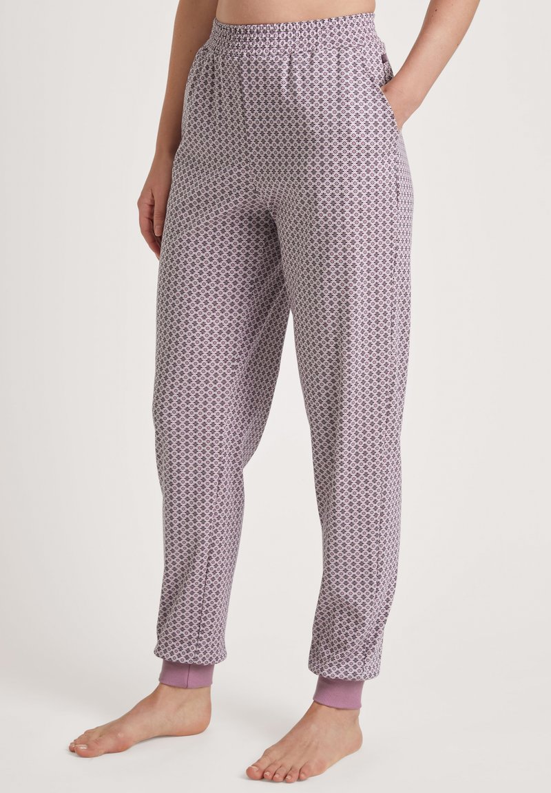 Paarse gestreepte slaapbroek met een elastische tailleband, zijzakken en aansluitende boorden. Zachte stof met een geometrisch patroon.