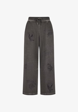 Pantaloni della tuta grigio scuro con vita elasticizzata, caratterizzati da grafiche ricamate di aquile, teschi e testo di dimensioni diverse. Texture liscia.