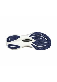 Suola di scarpa da corsa bianca con dettagli in gomma blu navy, caratterizzata da un motivo testurizzato per la presa e le diciture "PUMAGRIP" e "PWRPLATE".