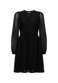 Robe noire longueur genou avec manches longues transparentes, encolure en V et détails plissés sur le corsage.