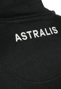 Zwarte stof met een gestructureerd patroon, met het woord "ASTRALIS" in vetgedrukte witte letters op de achterkant, dicht bij de nek.