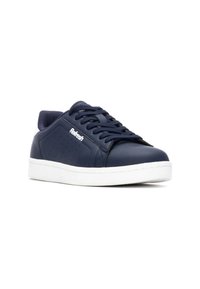 Zapatillas de deporte de cuero sintético azul marino con detalles perforados en los laterales, suela de goma blanca y diseño de punta redonda, con cordones planos.