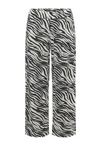 Mustrueritud viigipüksid musta ja valge zebra mustriga, pehme kanga ja sileda tekstuuriga ning kõrge vöökohaga disain.