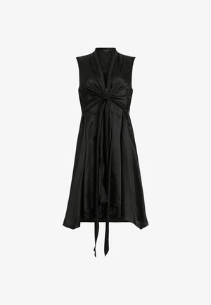 Svart, ermeløs kjole laget av sateng med en vridd frontdesign, flytende nederkant og to stoffbånd i livet for justerbar passform.