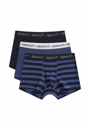 Trois paires de boxers pour homme empilés, en bleu marine uni, bleu uni avec une ceinture blanche, et bleu marine à rayures horizontales bleues, tous avec une ceinture à logo GANT.