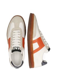 Zapatillas blancas de cuero con detalles de ante, rayas laterales naranjas y una suela de goma color beige. Presentan cordones blancos y un logo negro en la lengüeta.