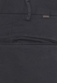 Pantaloni blu navy realizzati in cotone, con una texture liscia, tasca frontale e un'etichetta Incotex cucita sulla vita.