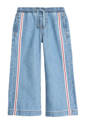 Lichtblauwe denim wijde broek met een elastische taille, verstelbaar trekkoord en rode en witte zijstrepen. Bevat voorzakken.