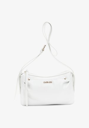 Biała skórzana torebka na ramię z regulowanym paskiem, złotymi elementami, przednią kieszenią na zamek oraz małym logo marki na środku przodu.