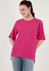 Unselected, fuchsia