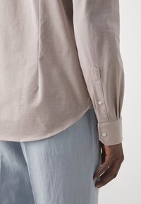 Michael Kors SOLID SLIM SHIRT - Button down-skjorte - sand