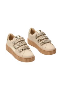 Sneaker beige con tre cinturini in velcro, dettagli metallici in oro, una suola piatta текстurizzata e dettagli in metallo discreti sui cinturini.