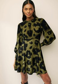 Next REGULAR FIT - Denné šaty - green animal