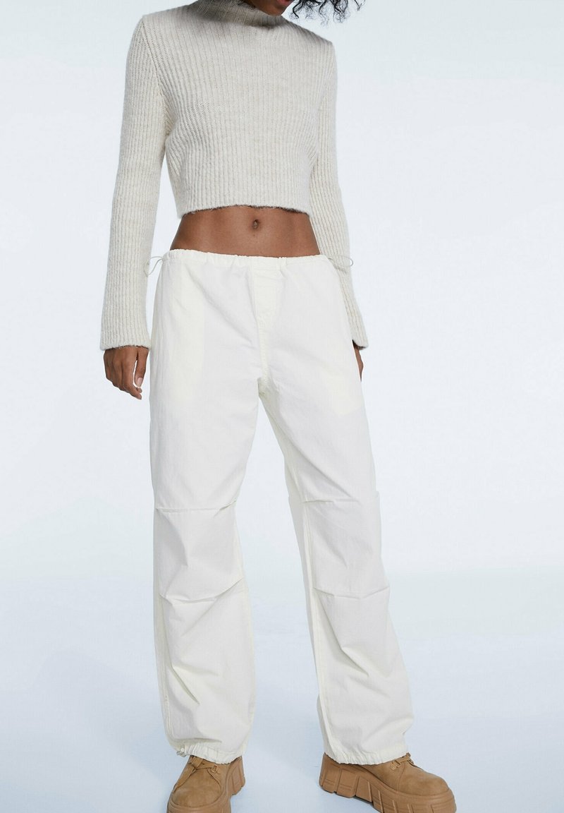 Stradivarius Träningsbyxor - off-white