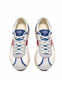 Sneakers bianchi con accenti rossi e blu, sovrapposizioni in suede grigio e suola in gomma testurizzata. Design con lacci, colletto e linguetta imbottiti.