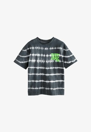 Grå tie-dye t-shirt med hvide horisontale striber, korte ærmer og et grønt "SKATE" grafisk motiv på venstre bryst. Fremstillet af bomuldsstof.