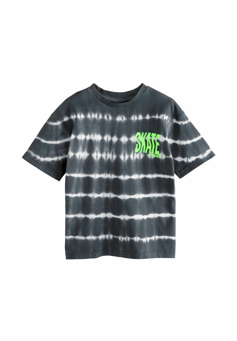 T-shirt grigio tie-dye con strisce orizzontali bianche, maniche corte e grafica verde "SKATE" sul lato sinistro del petto. Materiale in cotone.