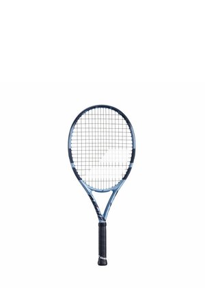 Tennisketsjer med en blå og sort ramme, der har et stort oval hoved, tætsluttende strenge og et tekstureret sort greb.
