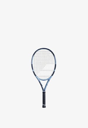 Tennisketsjer med en blå og sort ramme, der har et stort oval hoved, tætsluttende strenge og et tekstureret sort greb.