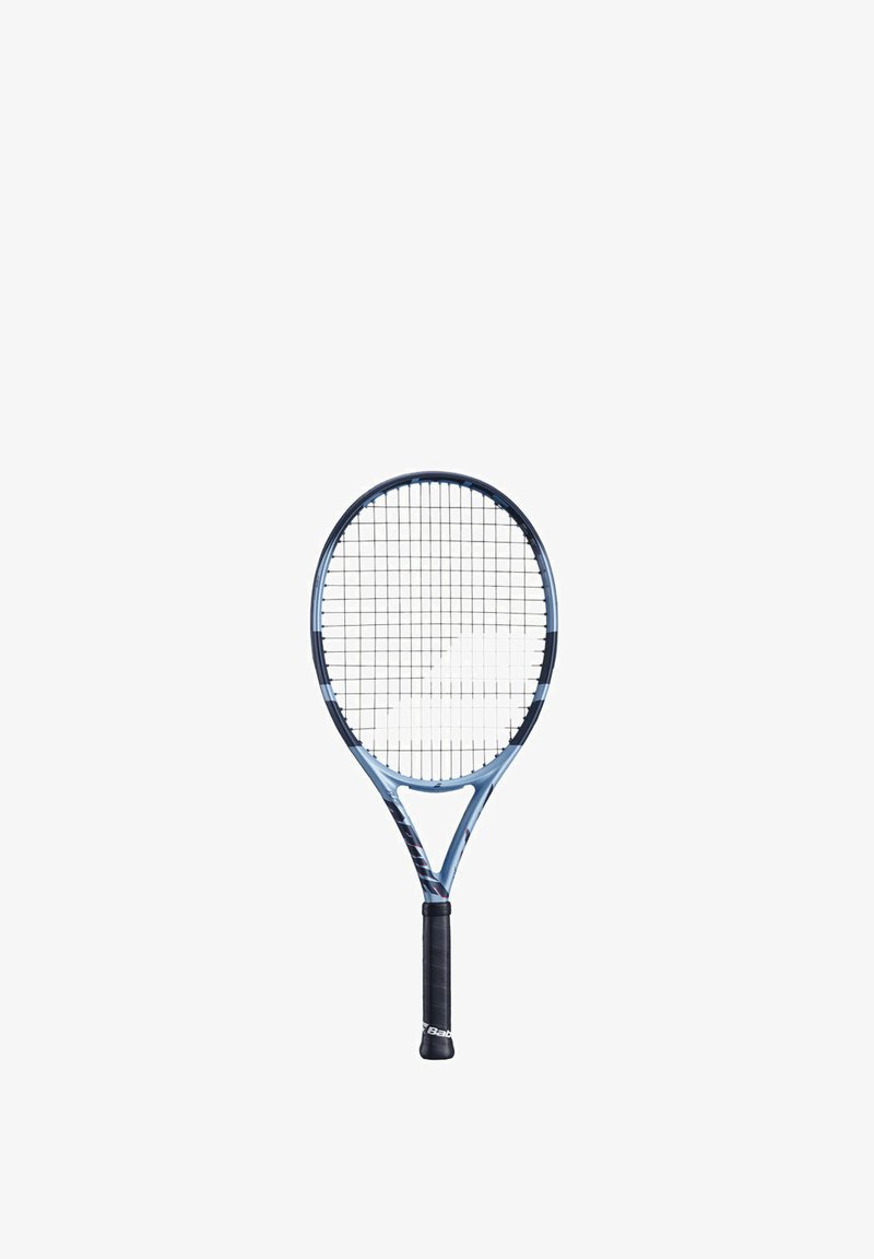 Tennisslag met een blauw en zwart frame, voorzien van een groot ovaal hoofd, een dicht koordpatroon en een gestructureerde zwarte grip.