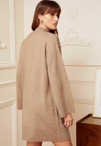 Love & Roses HIGH NECK BUTTON SHOULDER  - Džemperkleita - camel