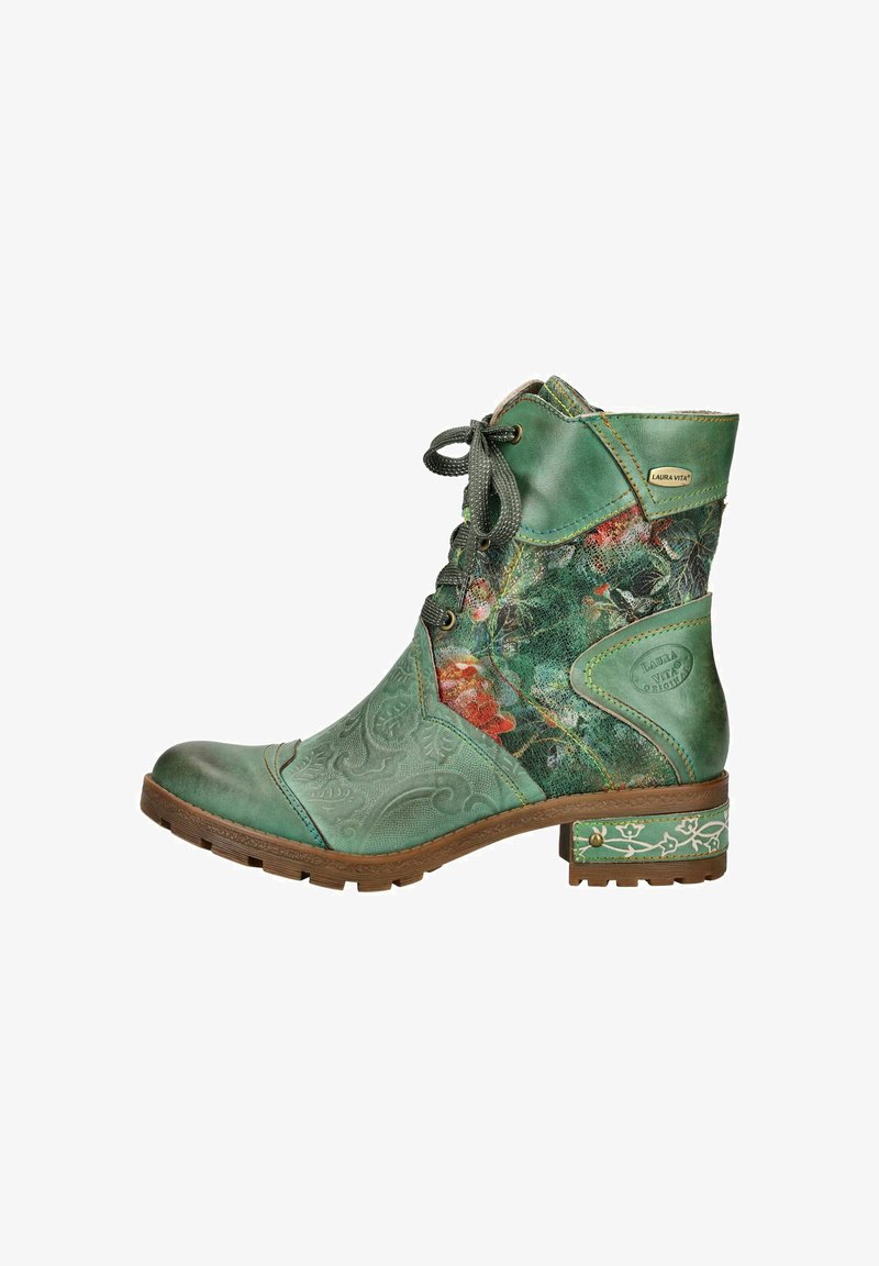 Stivale alla caviglia verde in pelle con tessuto a motivo floreale, dettagli in rilievo, punta rotonda e tacco spesso con accenti decorativi.