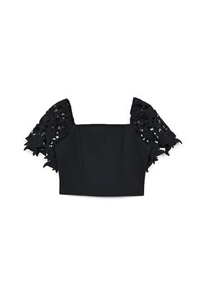 Top corto nero con scollatura quadrata e maniche in pizzo intricate con motivi floreali e dettagli a taglio. Texture liscia su tutta la superficie.