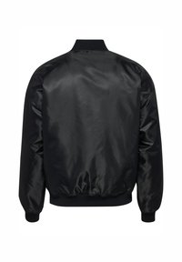 Sort satin bomberjakke vist bagfra med ribstrik ved krave, manchetter og taljebånd, med lange ærmer og en glat finish.