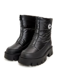Cizme ankle din material tip puffer de culoare neagră, cu tălpi chunky, având un finisaj din piele netedă și accente proeminente cu logo pe laterale și fermoare.