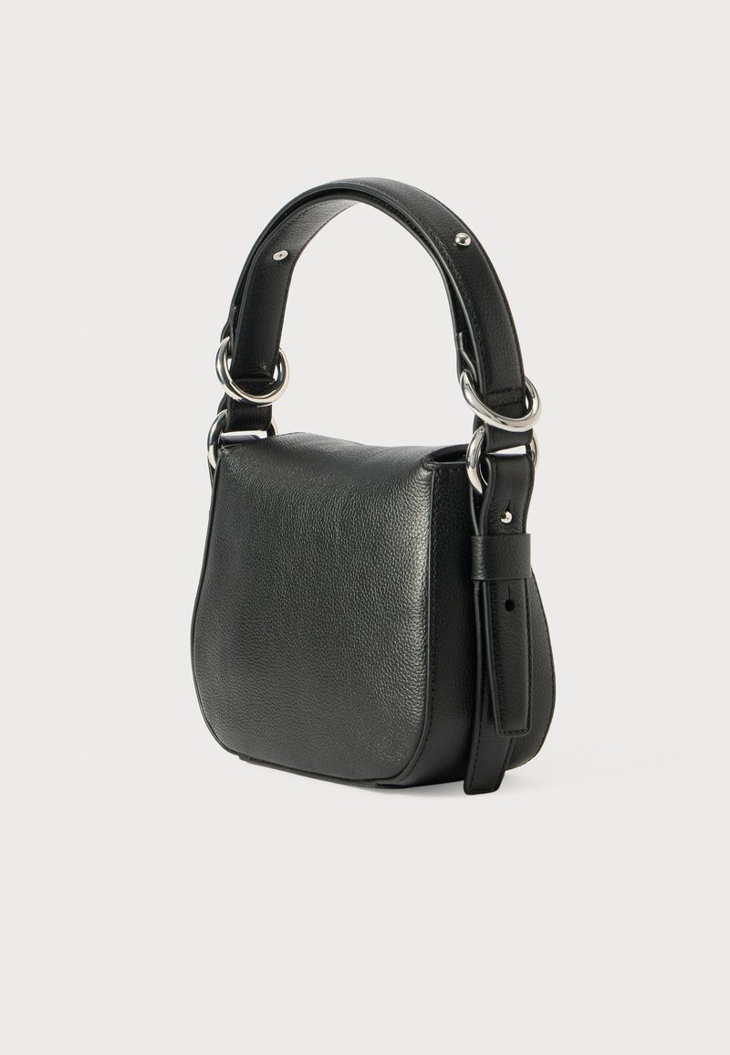 Sac à main en cuir noir avec un corps arrondi, une courte poignée et des accents en métal argenté. La texture est grainée, ajoutant une touche tactile.