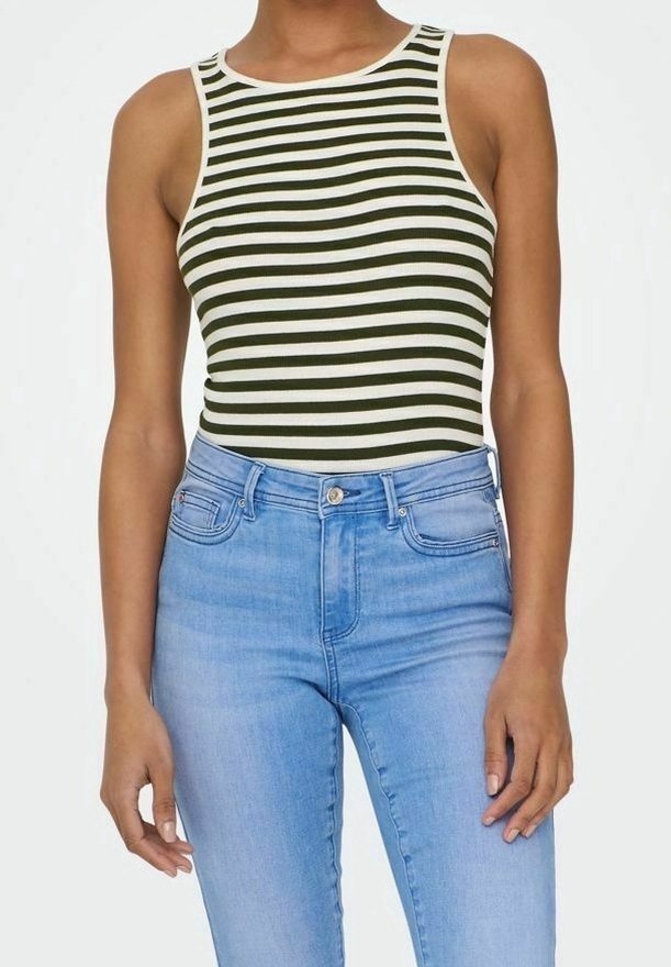 Top a righe verde e bianco, con scollo rotondo e tessuto a costine, abbinato a jeans a vita alta di lavaggio medio. Tessuto liscio, design aderente.