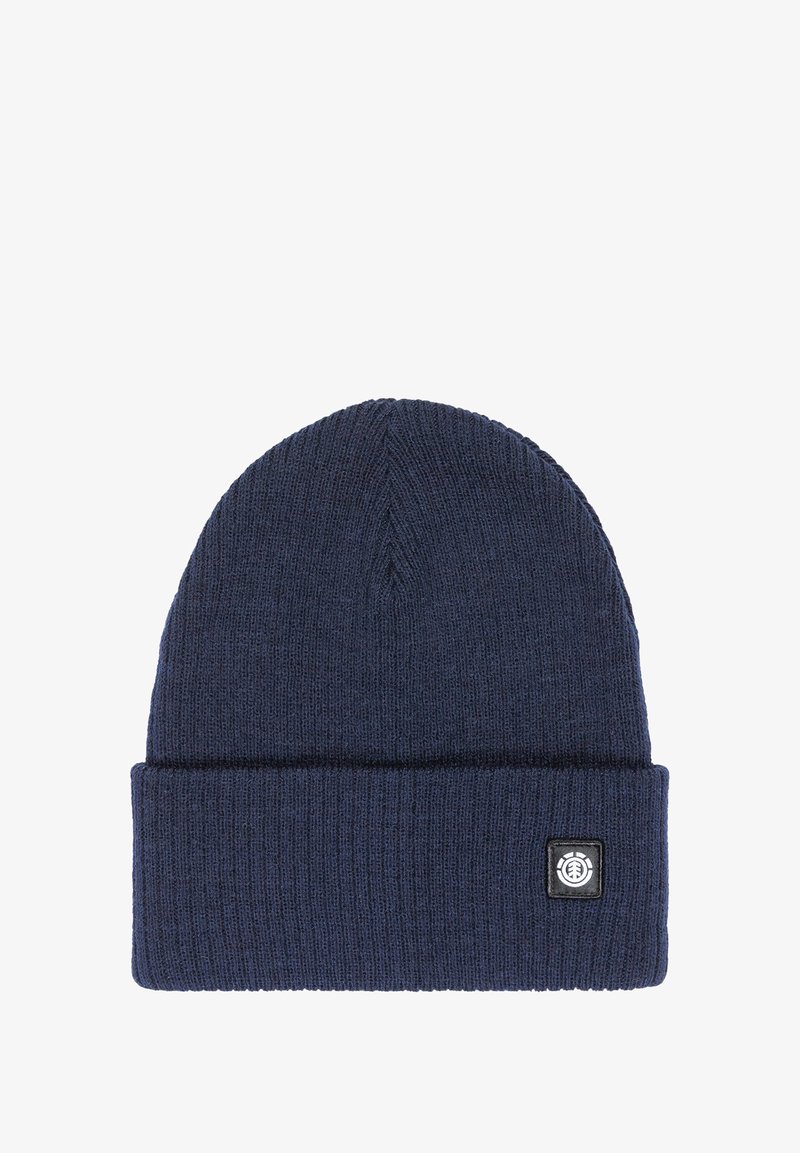 Marineblå strikket hue med ribbet tekstur, foldet kant og et lille sort logo-patch foran. Klassisk rund form.