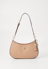 Bolso sintético de color beige con un diseño curvo, herrajes plateados, correa ajustable y un logotipo de la marca destacado en acentos triangulares.